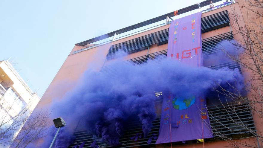 La pancarta que ha desplegat la UGT a la façana de l'edifici i el fum lila per reivindicar el 8-M