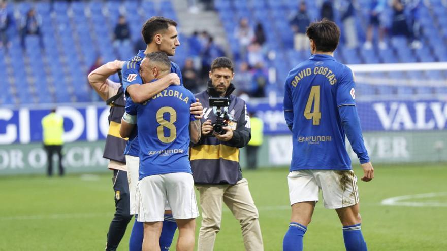 El "8" de Cazorla se queda sin dueño en el nuevo Real Oviedo: estos son los nuevos dorsales