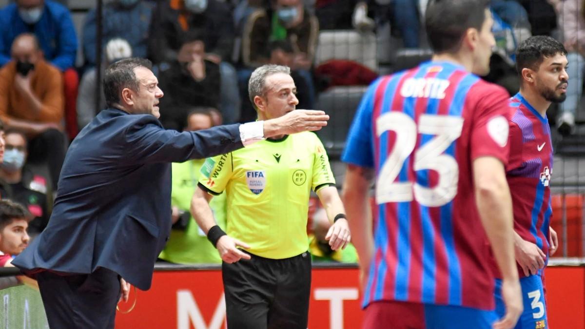 Velasco da instrucciones durante la semifinal