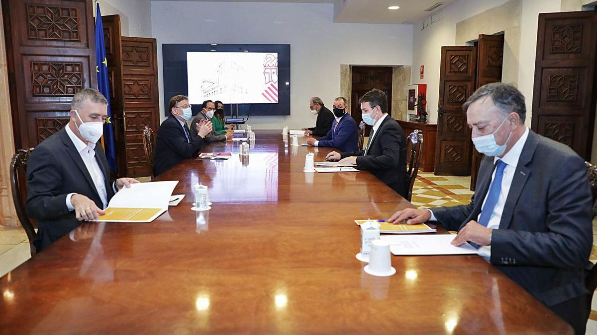 Un momento del encuentro entre el Consell y los empresarios, ayer.