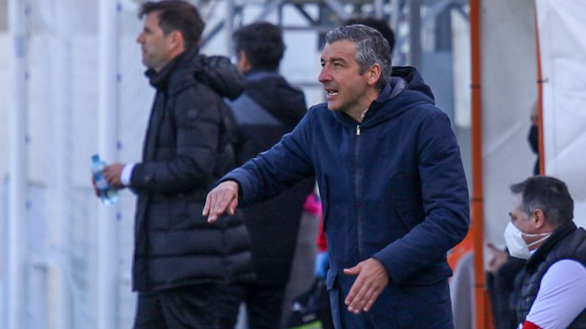 El ya exentrenador del Hércules David Cubillo, el domingo en su último partido en Atzeneta, con el técnico Albelda a su derecha