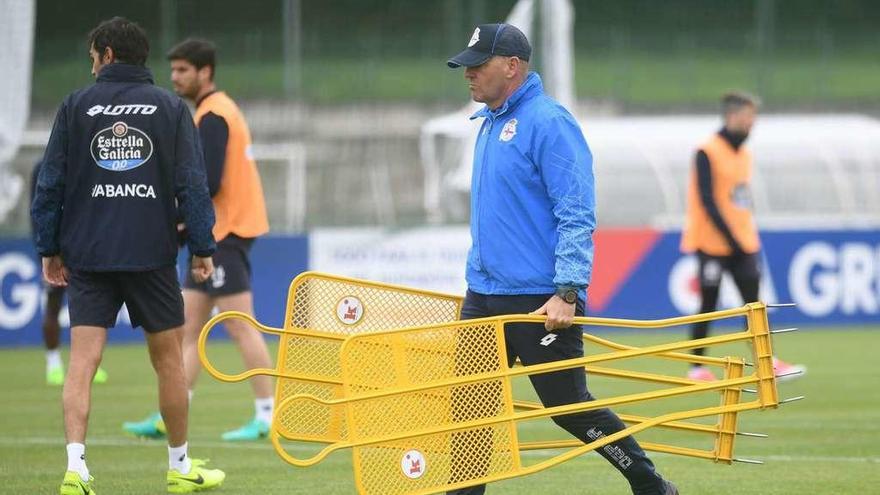 Pepe Mel camina sobre el césped de Abegondo durante un entrenamiento.