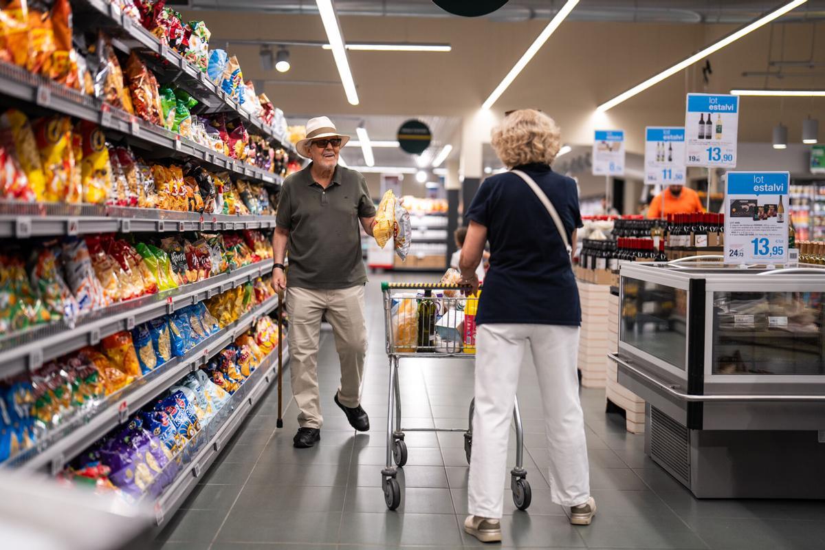 Una pareja de jubilados realiza sus compras en un supermercado BonPreu, en Barcelona.