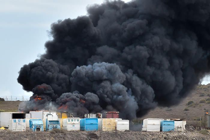 Incendio en la trasera de la antigua fábrica de ...