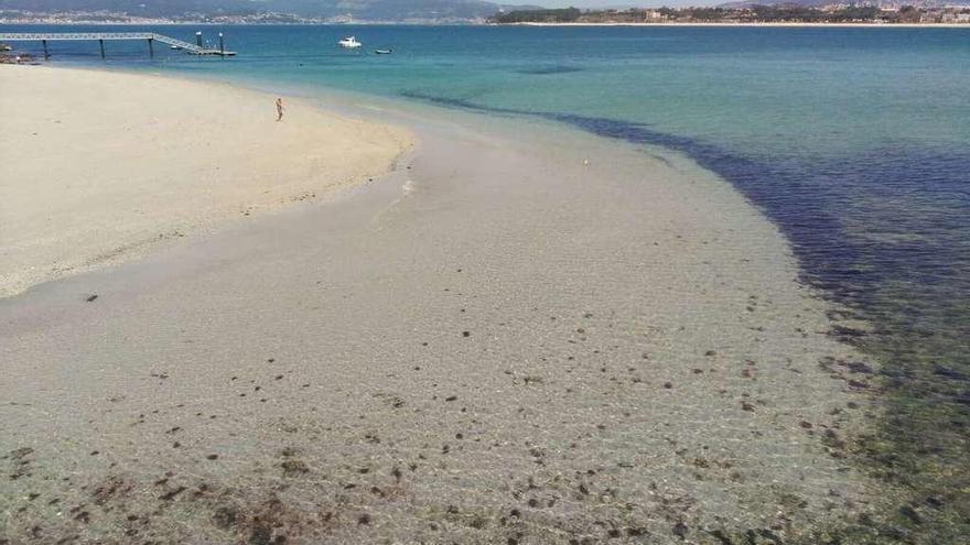 Los bañistas pudieron disfrutar esta Semana Santa de aguas cristalinas en la ría de Vigo. // FdV