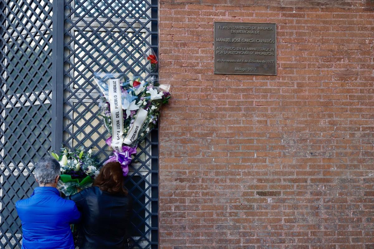 04/12/2024 Las hermanas de Manuel José García Caparrós Loli, Puri y Paqui, en la ofrenda floral en el lugar del fallecimiento. A 4 de diciembre de 2024, en Málaga, Andalucía (España). El coordinador general de IU-A y diputado de Sumar, Toni Valero, ha reivindicado la figura de Manuel José García Caparrós, asesinado en la manifestación por la autonomía andaluza del 4D de 1977 en Málaga POLITICA Álex Zea - Europa Press
