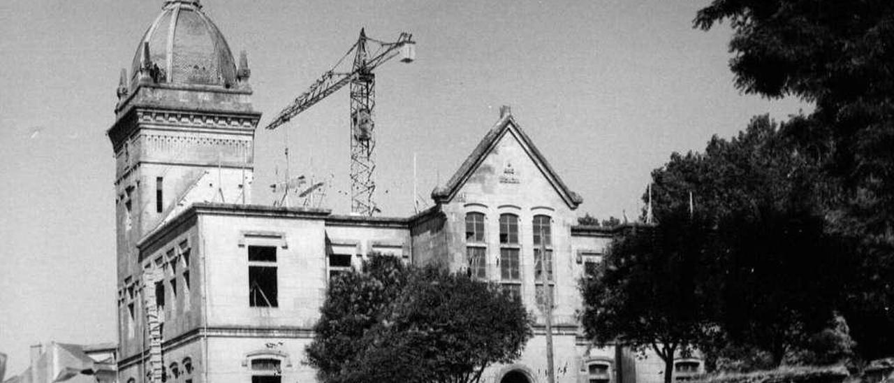 Las obras en el consistorio de A Estrada comenzaron en 1908. El exterior se remató en 1912, fecha que figura en la fachada posterior, pero no fue hasta 1916 cuando se celebró el primer pleno.