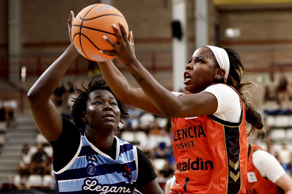 TORREJÓN DE ARDOZ (MADRID), 27/09/2026.- La jugadora del Valencia Basket F Alexis Peterson y la jugadora del Innova-Tsn Leganés Aminata Sangare, durante el partido de la final de la Supercopa LF Endesa entre el Valencia Basket F y el Innova-Tsn Leganés, este domingo en el pabellón Jorge Garbajosa de Torrejón de Ardoz.-EFE/ Sergio Pérez