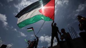 Un grupo de palestinos ondeando banderas palestinas durante una marcha en 2022 en Gaza.