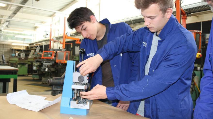 Alumnes de l&#039;institut La Garrotxa d&#039;Olot amb el prototip de premsa per fer ceràmica