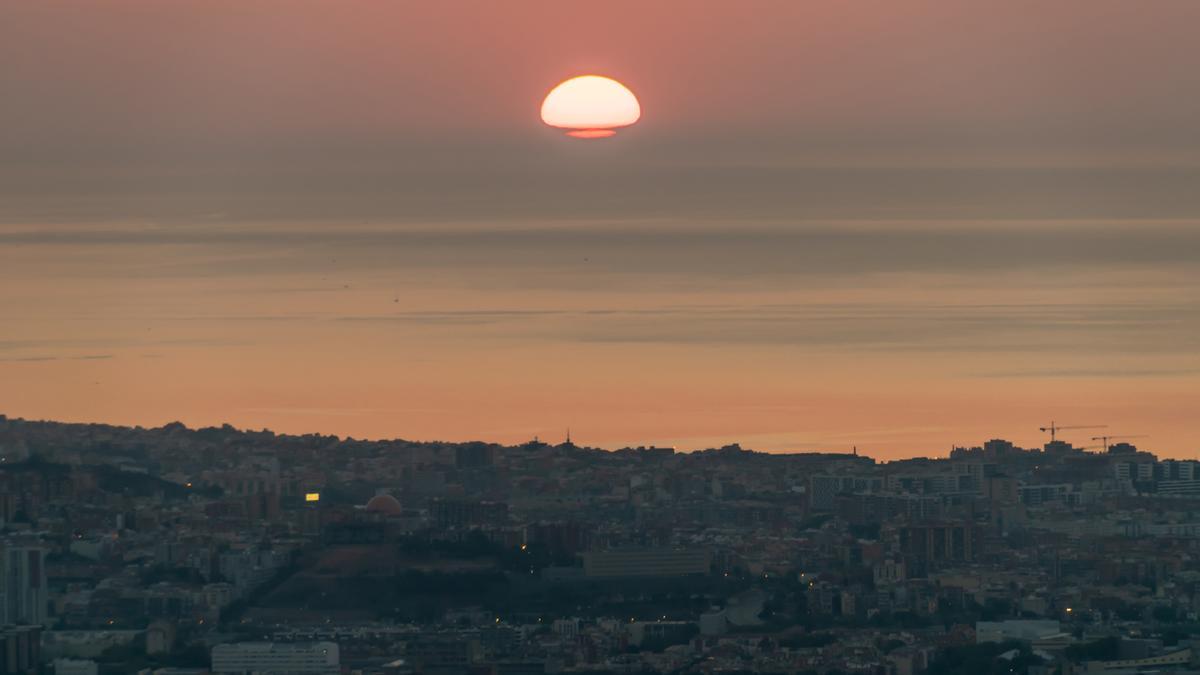 El Sol, la mañana del 23 de agosto del 2023, muy deformado por la inversión térmica que favorece, precisamente, las altas temperaturas. El Sol, la mañana del 23 de agosto del 2023, muy deformado por la inversión térmica que favorece, precisamente, las altas temperaturas.