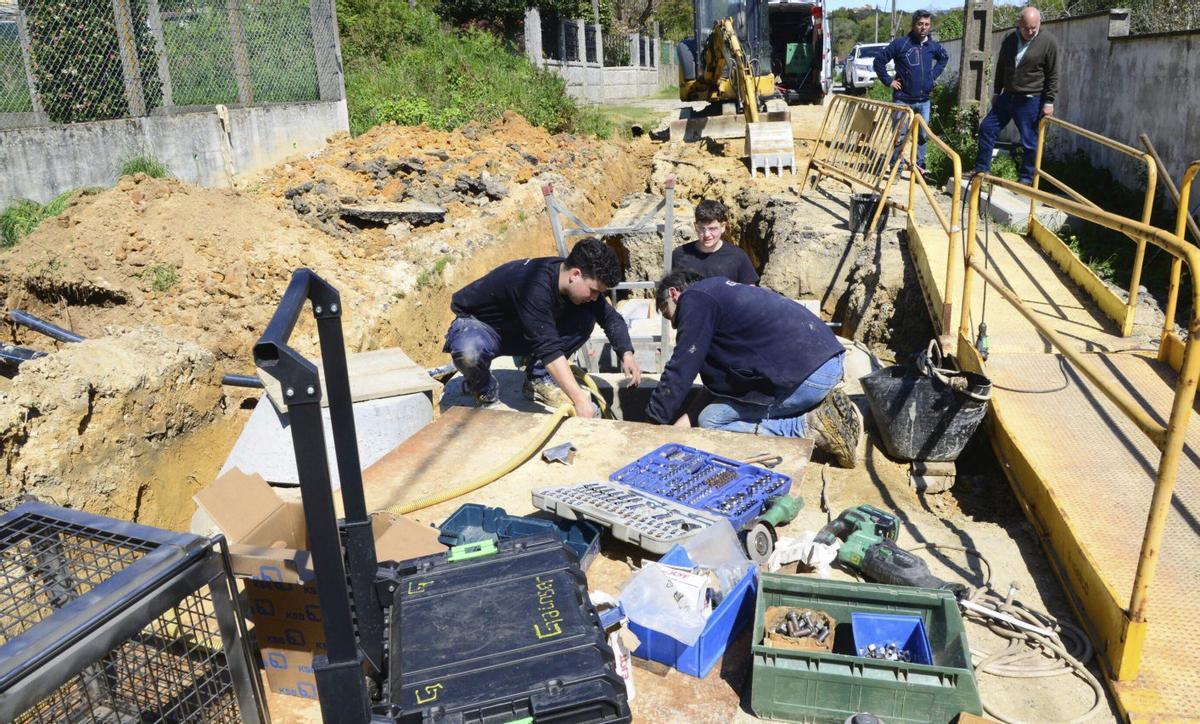 Obra de abastecimiento y saneamiento enb Area de Bon, en plena ejecución.