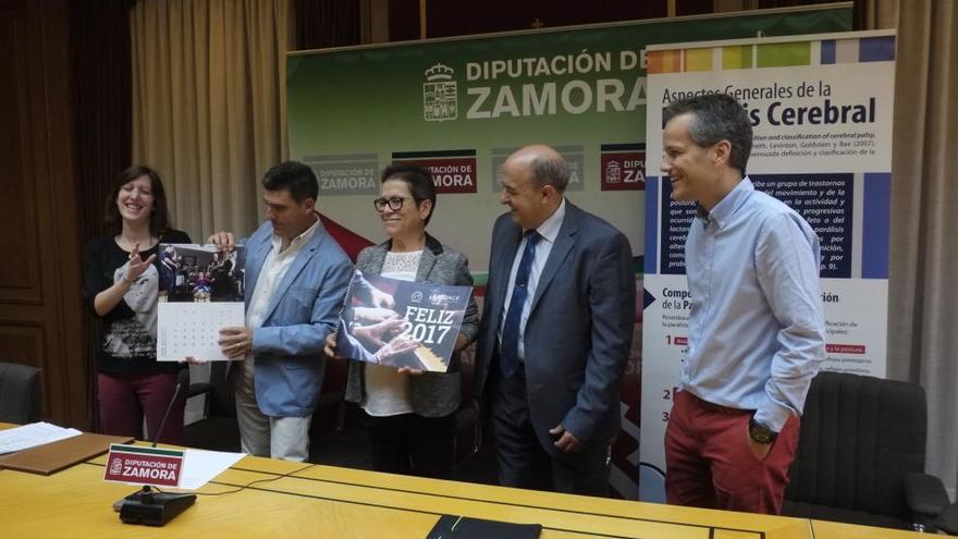 Un momento de la presentación del calendario de la Asociación de Parálisis Cerebral de Zamora.