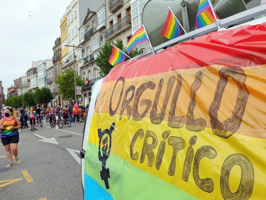 Una multitud de vigueses y viguesas participan en la concentración en bicicleta para celebrar el Día del Orgullo LGTBI