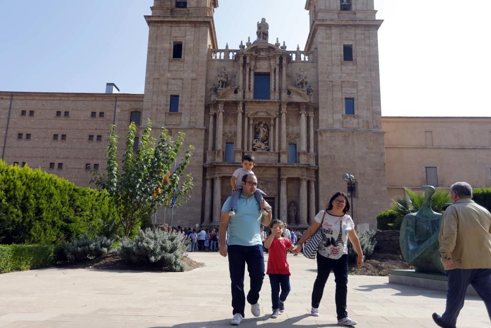 Instante de las visitas guiadas a San Miguel de los Reyes en el día del Pilar.