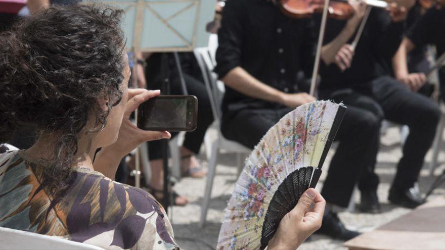 Una dona amb un ventall durant una jornada de calor extrema a Manresa
