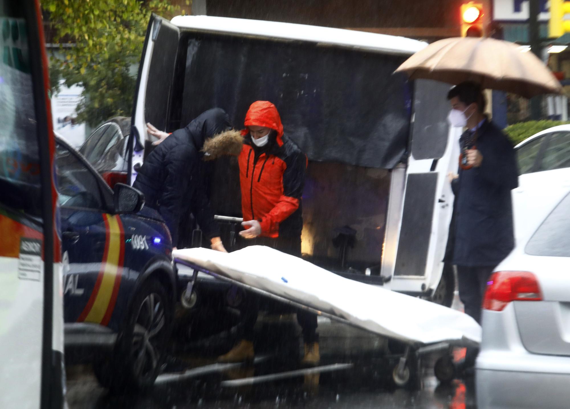 FOTOGALERÍA | Caos en la Plaza Roma después de la muerte de un hombre desnudo tras apuñalarse