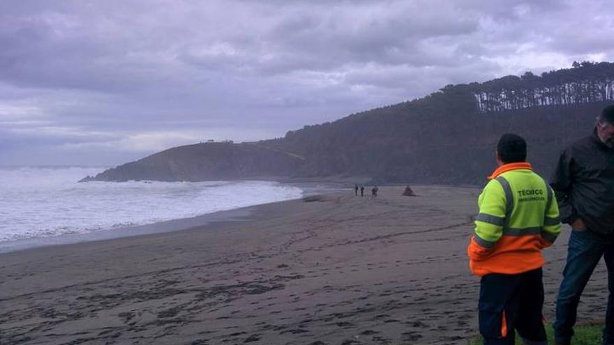 Buscan a un menor de 20 meses arrastrado por el mar en Navia