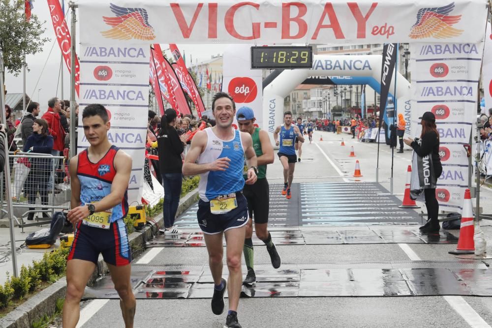 Llegada a Baiona de los cerca de 5.000 corredores participantes en la Vig-Bay