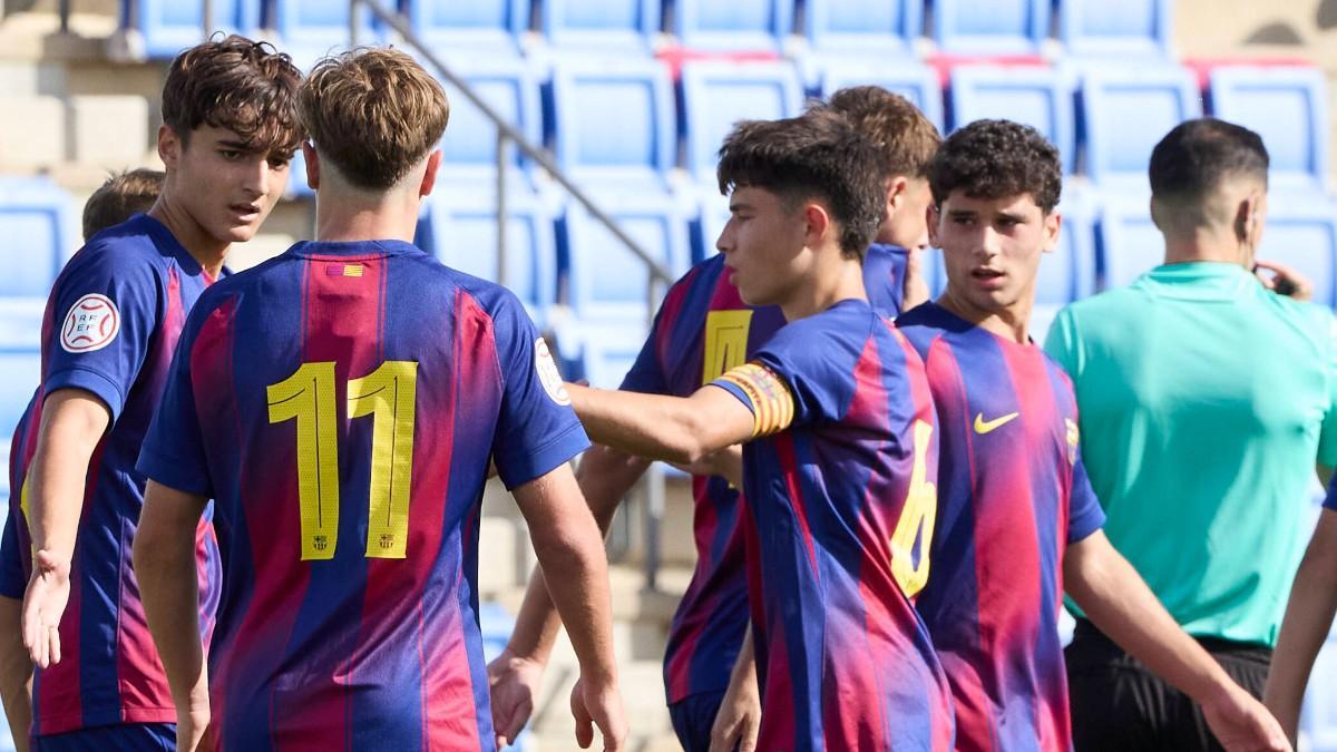 Adam Argemí celebrates a goal with Juvenil B