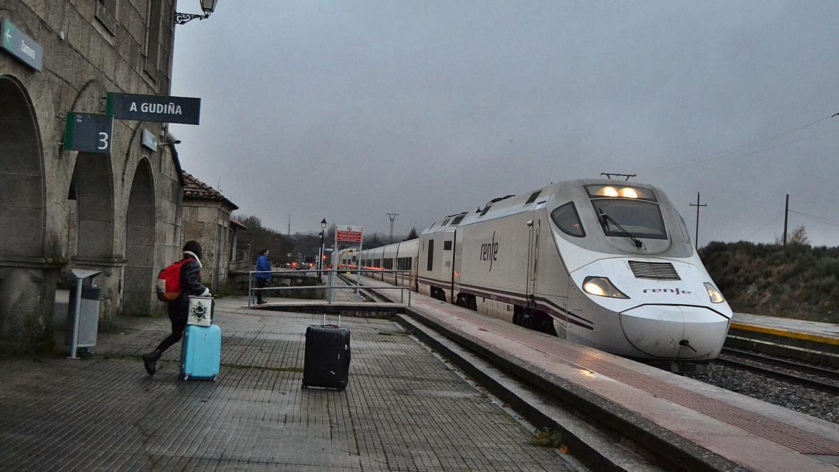 El Alvia con destino Madrid llega a la estación de A Gudiña, donde recoge a los viajeros sanabreses. | Araceli Saavedra