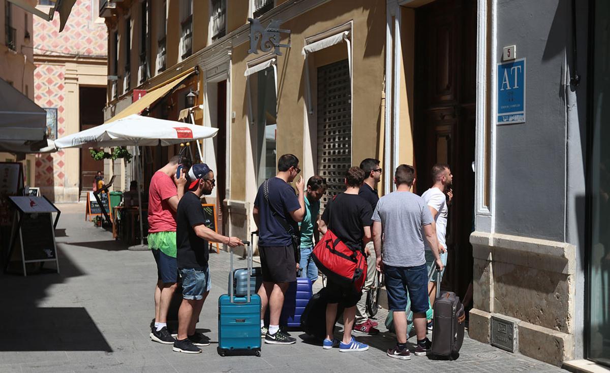 Turistas entran en un apartamento del Centro de Málaga, en una foto de archivo.