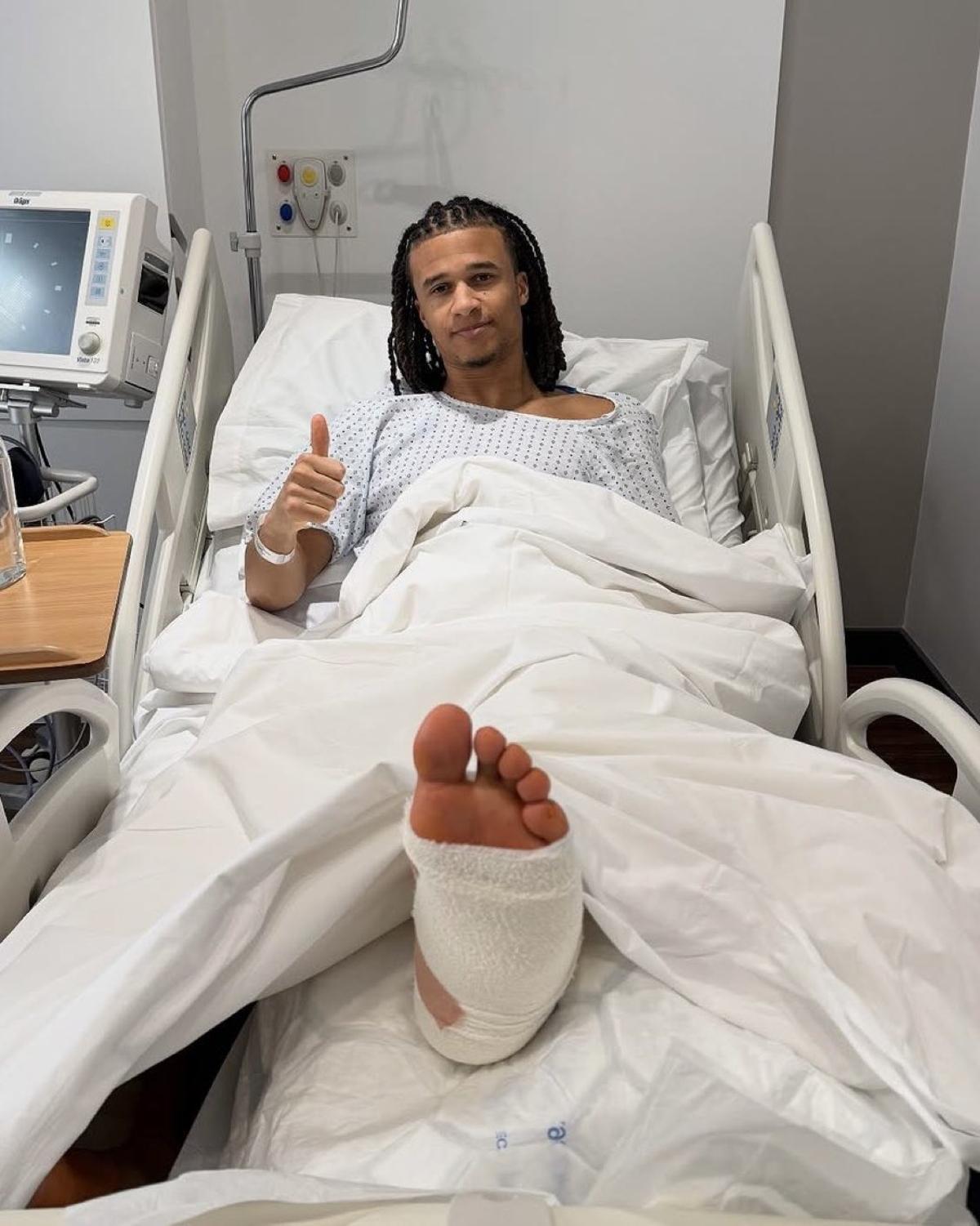 Aké, operado de una fractura en el pie