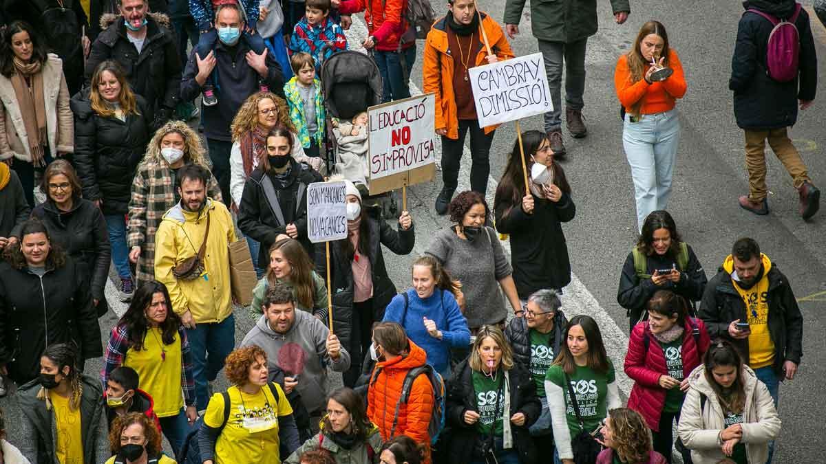 Maestros se manifiestan por el centro de Barcelona, la jornada de huelga del 17 de marzo del 2022