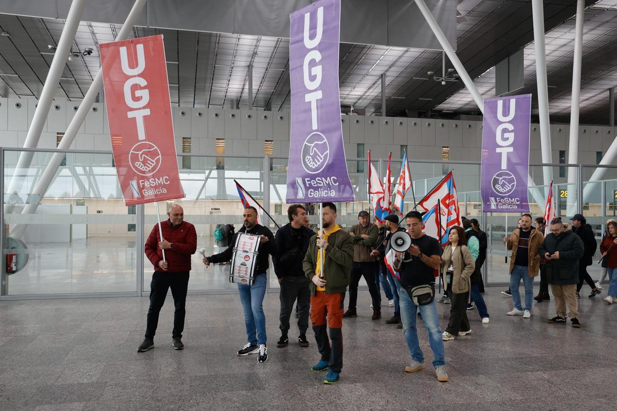 Protesta de los trabajadores de Iberia en el aeropuerto de Santiago celebrada este jueves