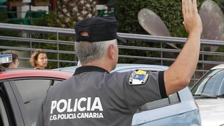 Un agente de la Policía Canaria durante su servicio.