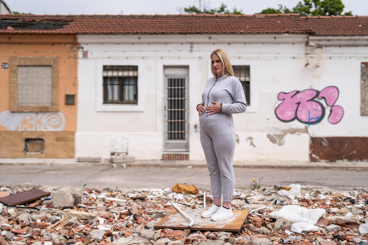 Vanessa, embarazada de cinco meses, frente a su hogar en las Casas Baratas del Bon Pastor, en Barcelona.