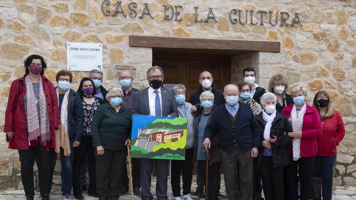 El presidente de la Diputación José Martí junto con los vecinos de la localidad en la Casa de la Cultura.