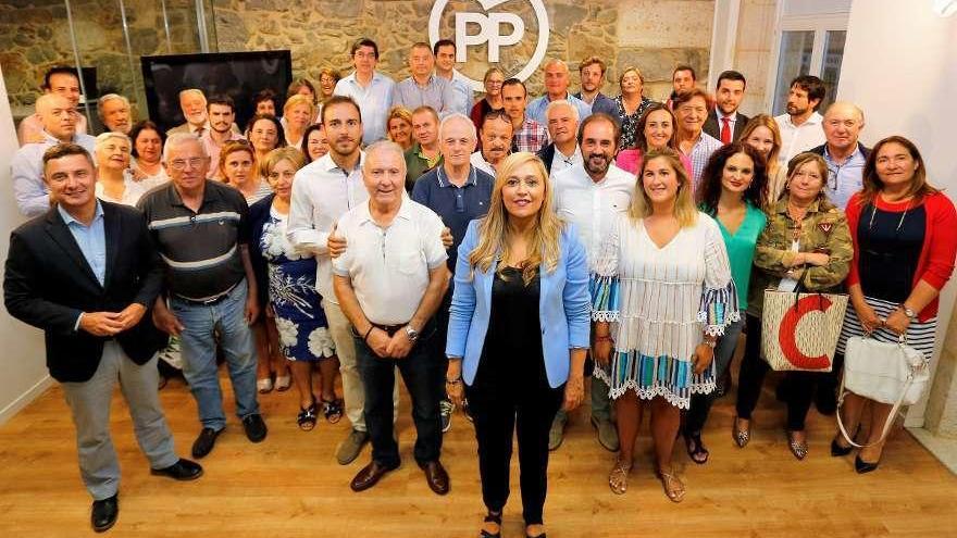 Elena Muñoz (centro), arropada ayer por los miembros de la junta local del PP de Vigo. // FdV