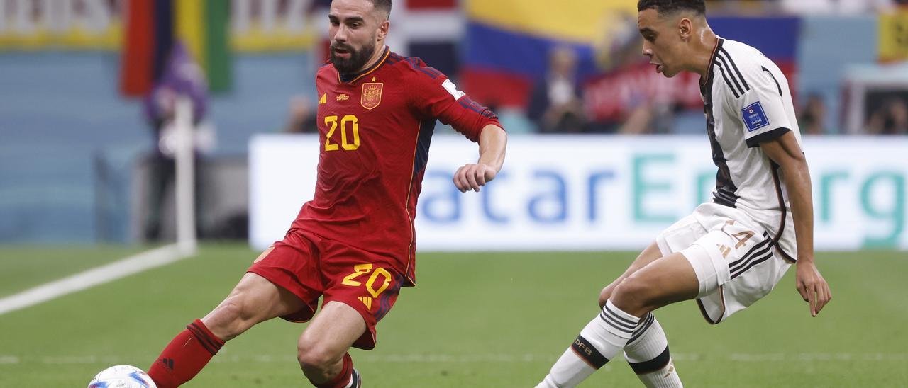 Carvajal despeja el balón ante un rival.