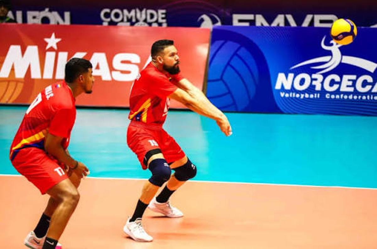Willner Rivas recibe un balón en un partido con la selección venezolana.