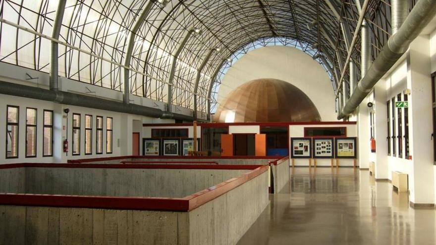 El acceso al planetario de Gijón, en la Escuela de Marina Civil, con la cúpula al fondo. | Marcos León