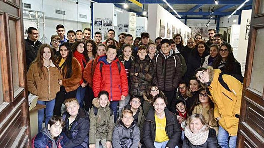 Estudiantes visitan la exposición &quot;120 años&quot;