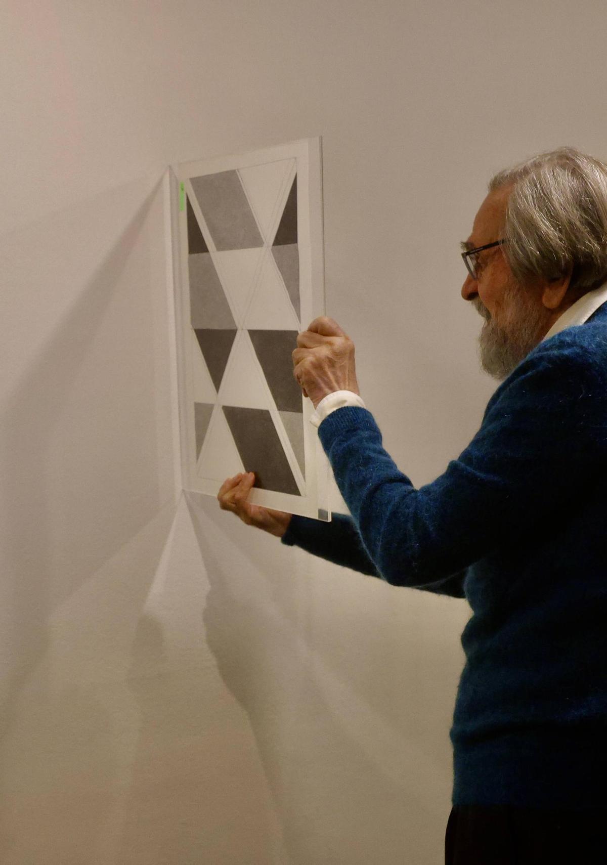 El artista Isidoro Valcárcel prueba una de las obras de su exposición en el IVAM.