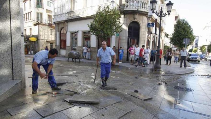 Operarios de Espina y Delfín repararon la avería, que provocó expectación vecinal.  // Bernabé/Gutier