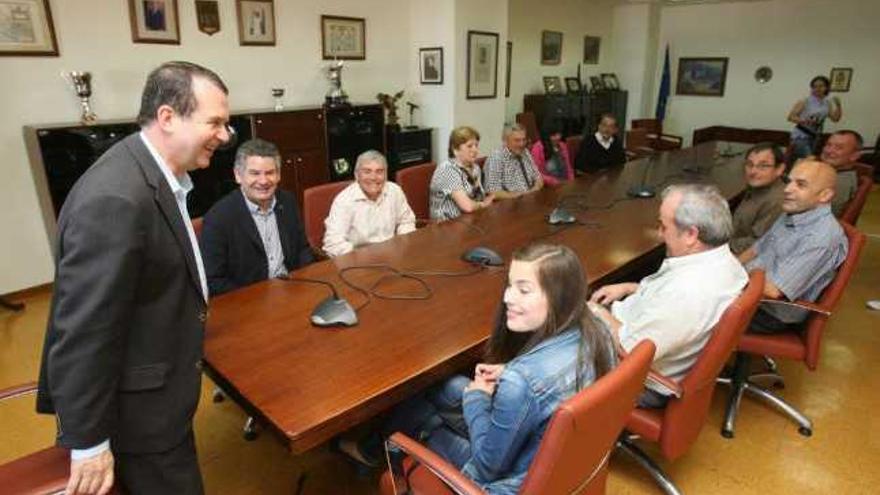 El alcalde, Abel Caballero, se reunió ayer con representantes vecinales para tratar de Peinador.  // JDA