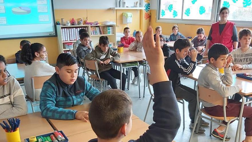 Una de les monitores que van dinamitzar la sessió fa participar els alumnes en el Consell d&#039;Infants.