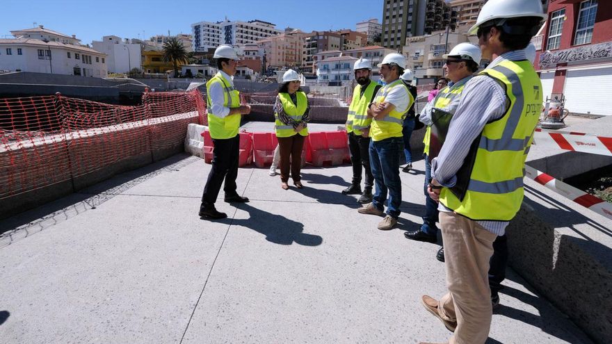 Pedro Martín y Mari Brito durante la visita a las obras en el paseo litoral de Las Caletillas. | | E.D.