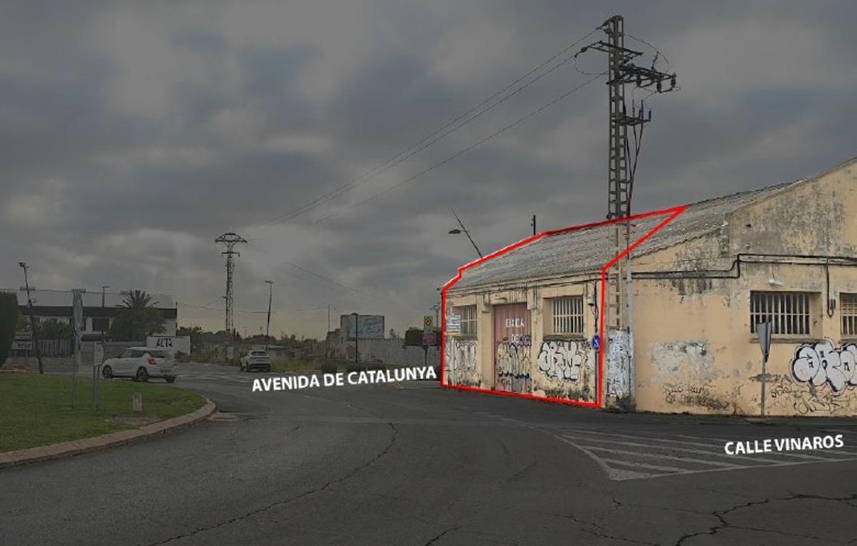 Fachada noreste del antiguo parque de bomberos (chaflán resultante entre avenida de Catalunya y calle Vinaròs).