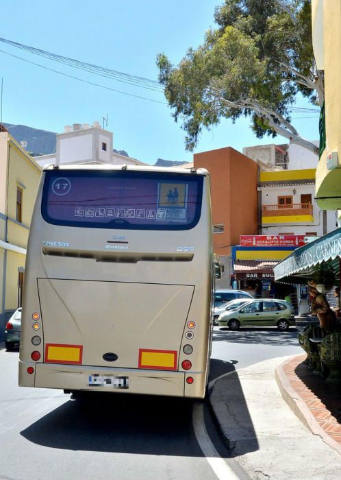 El paso de grandes camiones daña balcones en el casco de Mogán