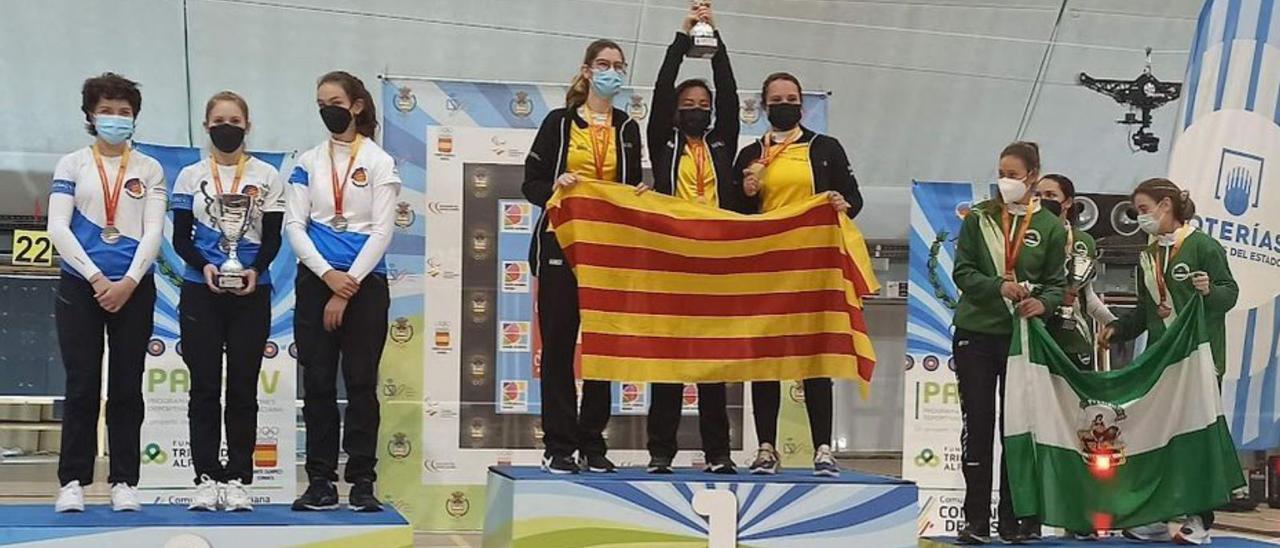 El equipo balear femenino de recurvo (izq.), subcampeón.