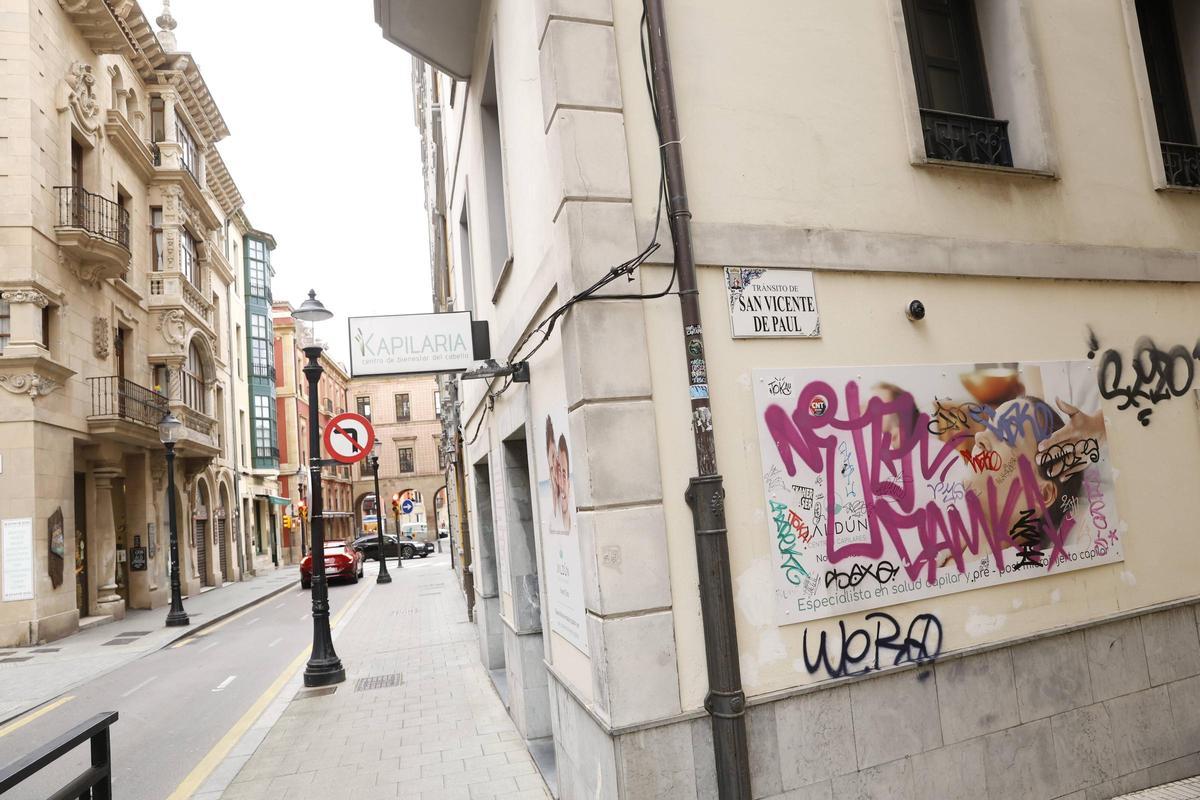 Los vecinos de Gijón piden multas "ejemplares" y concienciación para combatir las pintadas callejeras (en imágenes)