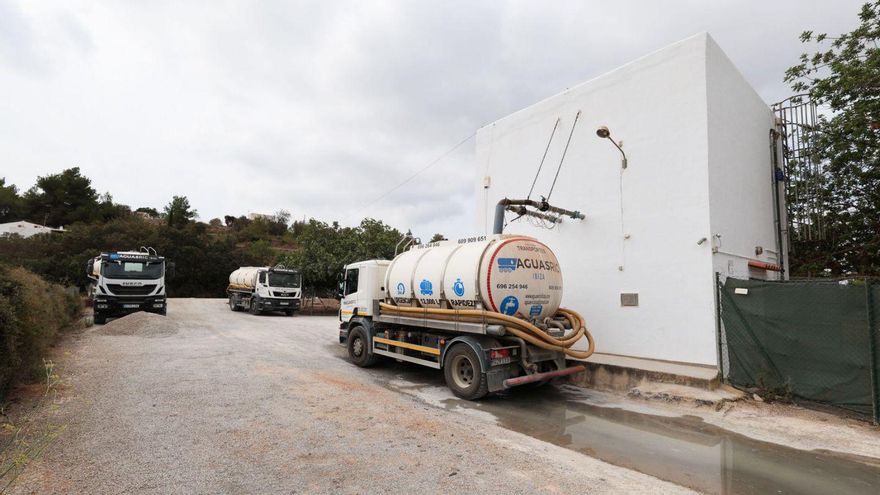 Un camión cargando su depósito ayer. | TONI ESCOBAR