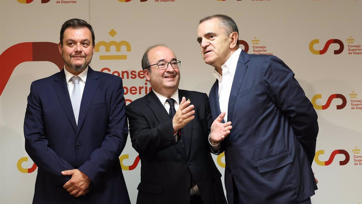 El presidente del Consejo Superior de Deportes (CSD), Víctor Francos; el ministro de Cultura y Deporte, Miquel Iceta, y el ex presidente del CSD, José Manuel Franco, durante la toma de posesión de Francos como nuevo secretario de Estado para el Deporte.