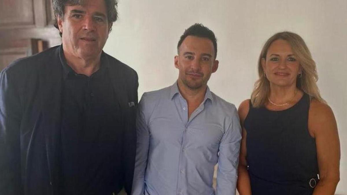 El productor Fernando Bovaira, el director Alejandro Amenábar y la consellera Nuria Montes, hace unas semanas