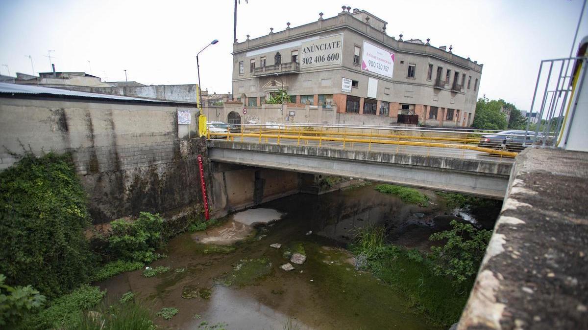 Puente sobre el barranco de la Casella que se sustituirá por otro más amplio para favorecer una mayor capacidad de desagüe.